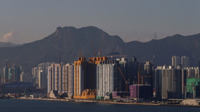 随着香港跟进美联储大幅降息，其房地产市场有望摆脱螺旋下降的趋势