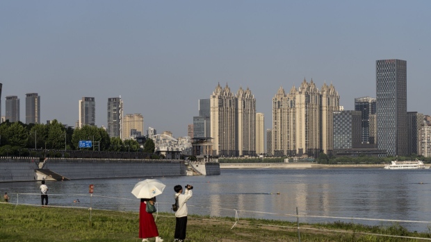 两大评级机构下调中国房地产销售前景，因房价跌幅过大导致潜在买家观望情绪加重