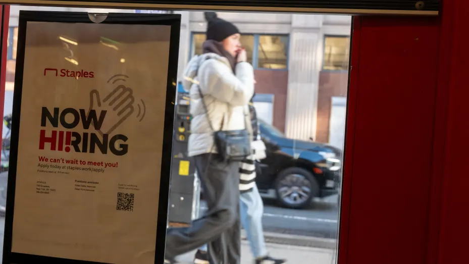 LFS解读：就业增长十分强劲而失业率意外下降，对加银放缓降息步伐提供了支持