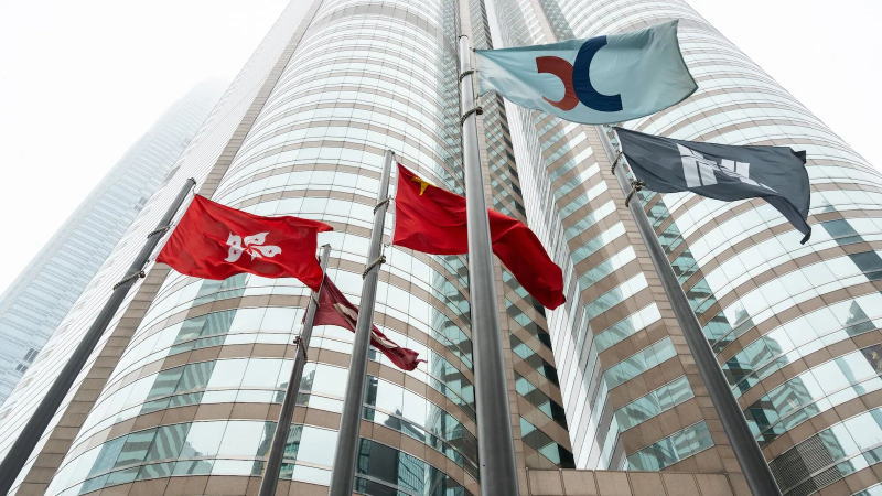 美国收紧芯片限制措施加上隔夜美股下跌，亚洲股市总体承压而恒指在权重阿里巴巴带动下走高