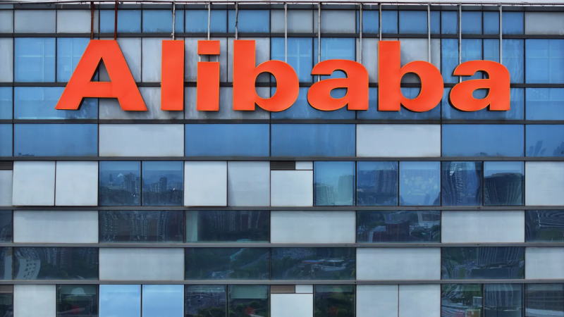 强劲的四季报在海内外投资者探寻中国AI龙头之际适时出台，阿里巴巴港股飙升13%以上