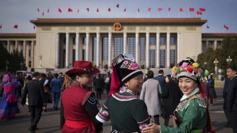 2025年中国设定“约 5%”的增长目标，并在贸易战升级之际出台一揽子刺激措施