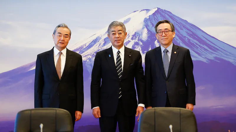 特朗普对等关税和行业关税即将发动之前，中日韩三国举行会谈