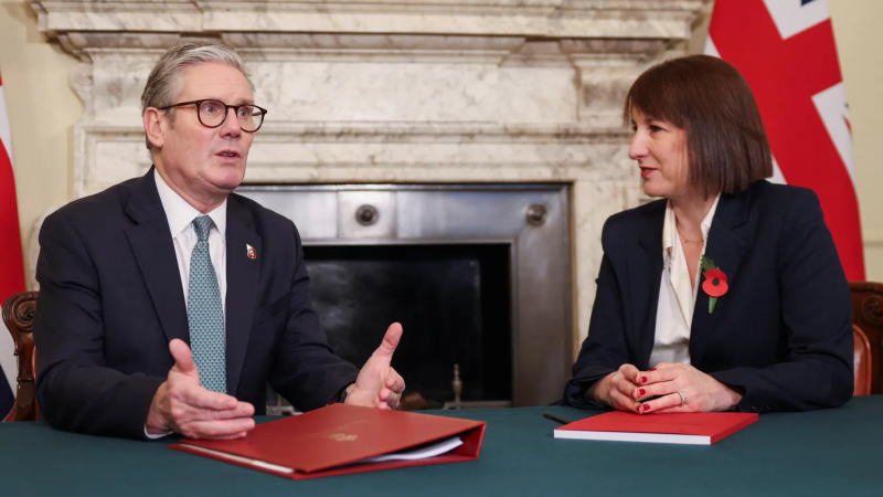 经济疲软且前景高度不确定，英国工党政府预计将不得不进一步削减开支