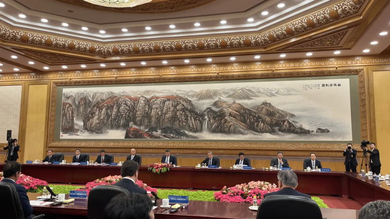 中国国家主席习近平会见全球高管，呼吁维护全球秩序