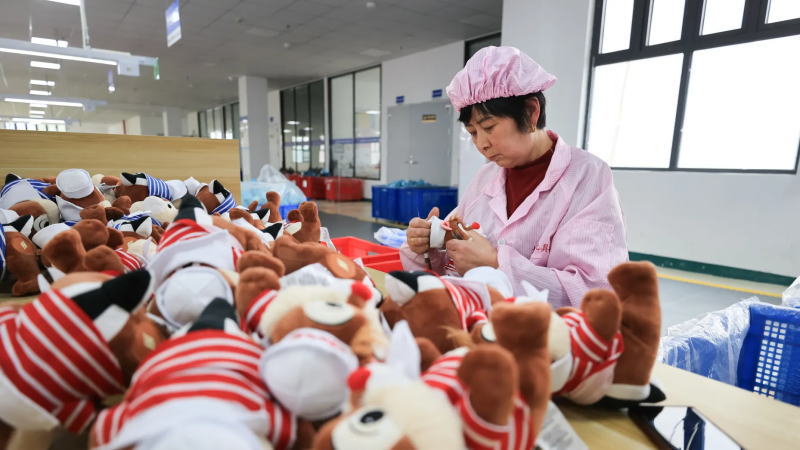 PMI报告解读：在美国+125%关税生效前，中国制造业活动跌入收缩区间