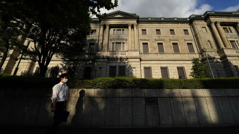 随着日本国债收益率升至异常高的水平，市场对日本机构巨大的海外头寸恐慌性拆仓的担忧加剧