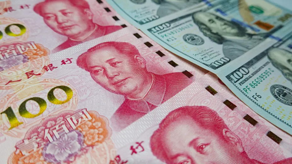 随着人民币兑美元继续紧贴红线运行，汇率创11月以来新低