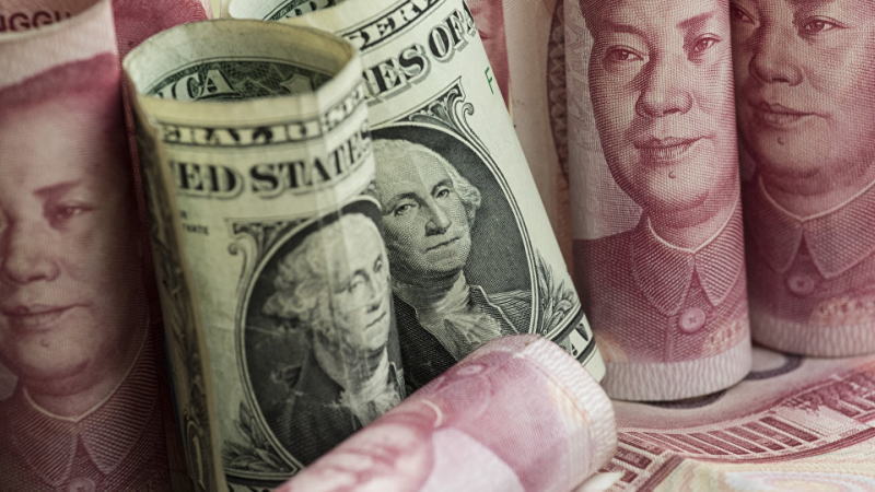 随着一些交易中断，人民币贬值压力持续加剧