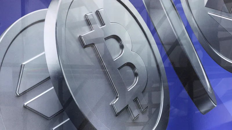 比特币因地缘政治紧张局势和ETF资金流出跌至六周低点
