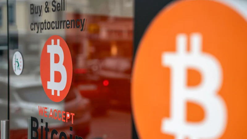 随着风险偏好收紧，比特币刺穿10万美元关口