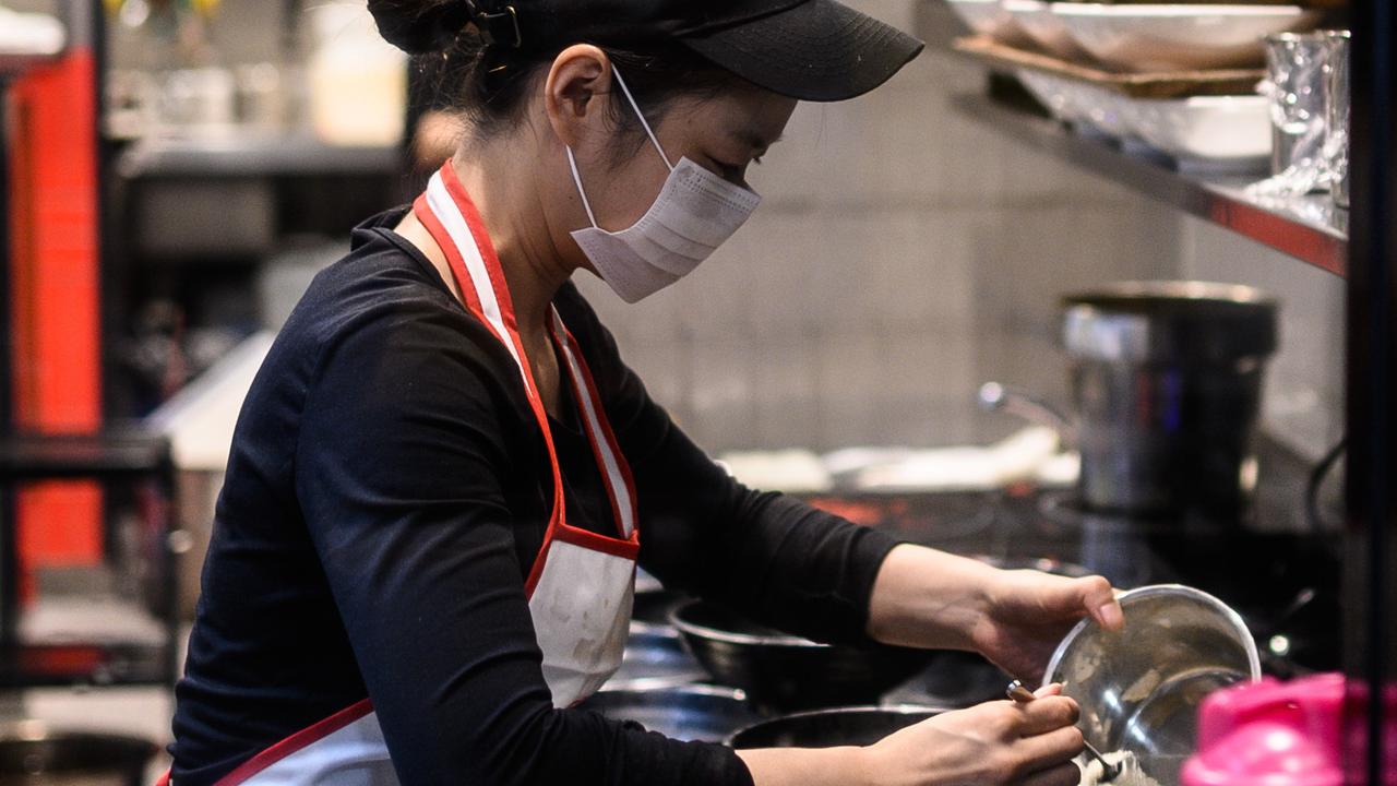 PMI报告解读：财新服务业扩张达到10个月以来最高水平，与官方数据形成鲜明对比