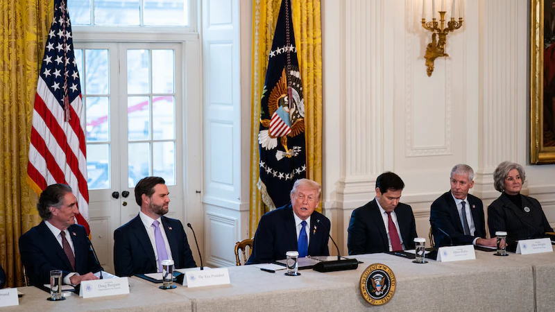 特朗普连发政令搅动企业界，美国企业首席执行官们严阵以待