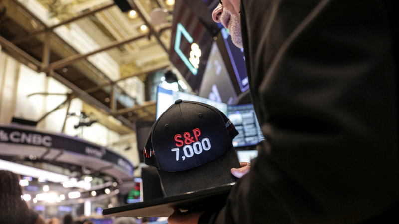 标普500指数站上7000点：创纪录背后的原因与华尔街目标价全览