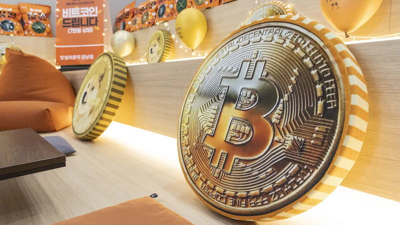 比特币经历上周剧烈波动后企稳于7万美元上方
