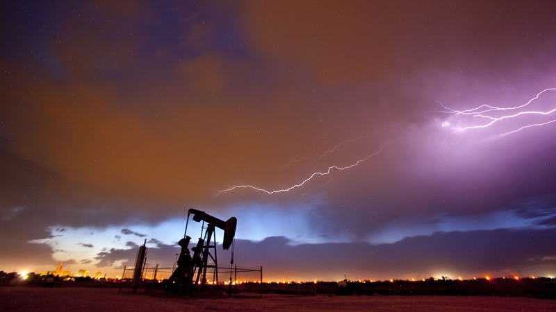 路透调查：关税不确定性及OPEC+供应增加拖累油价