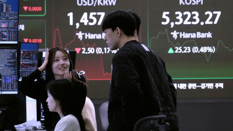 亚洲股市徘徊于历史高点附近，等待美国就业数据