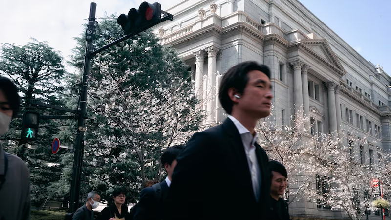日本央行提及双重风险，维持利率政策选项开放