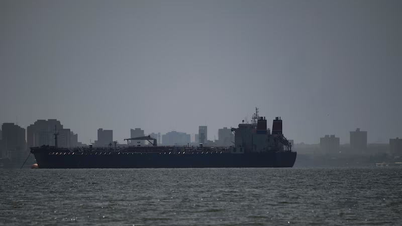 霍尔木兹海峡封锁加剧能源危机，美伊寻求重启对话