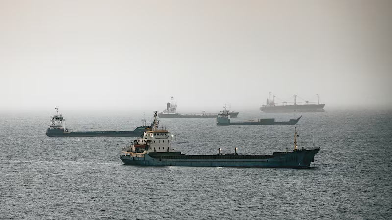 霍尔木兹海峡周边石油运输在平静期后重新活跃