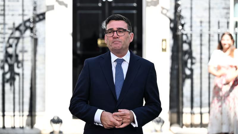 伯纳姆出任英国首相并承诺新经济模式