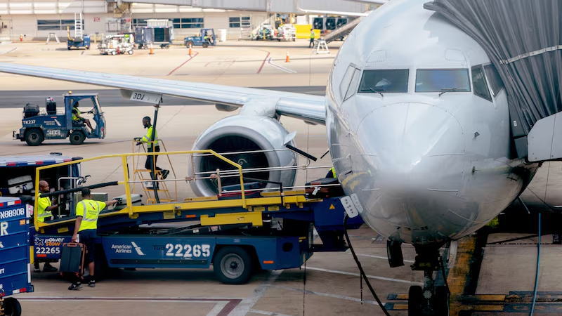 美国航空因燃料成本上涨再次下调盈利预期