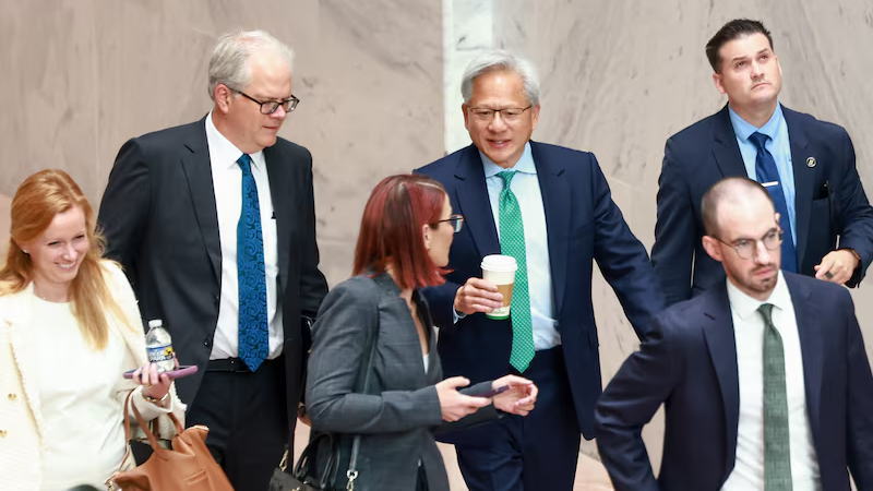 英伟达CEO在美国监管辩论中为开放权重AI模型辩护