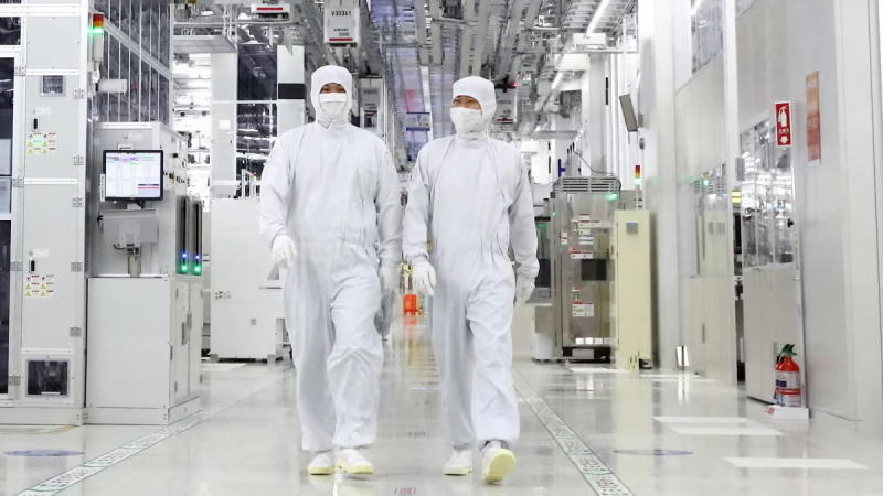 三星还展示了业界首个V10 BV-NAND架构，采用了超过400层的新晶圆键合架构。与前代产品相比，存储密度提升近60%，同时提高了读写速度。