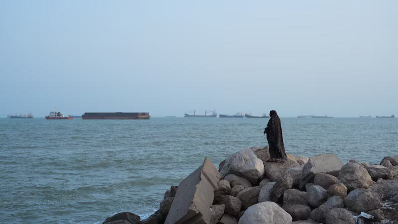 伊朗与阿曼推进临时计划以恢复霍尔木兹海峡通航