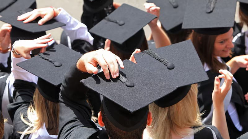 数字解读：人工智能热潮如何冲击美国应届毕业生的就业与收入