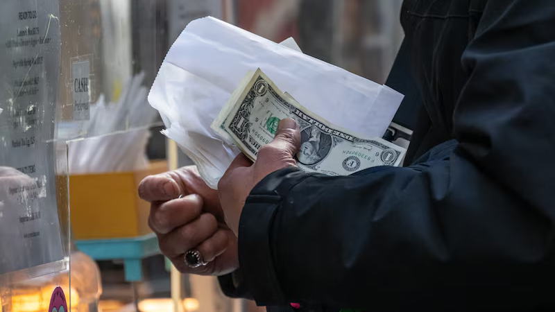 美元在美国疲软就业数据降低美联储加息押注后下跌0.4%