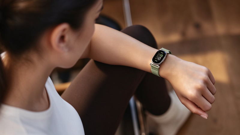 谷歌推出Fitbit Edge：椭圆形屏幕、续航长达一周的健身手环