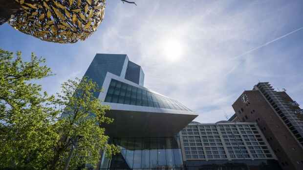 欧洲央行政策制定者表示，前景不明朗，未来仍可能降息