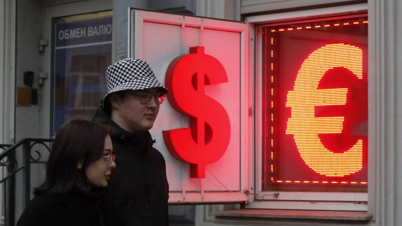 一些机构预计，欧元兑美元最早本月就将跌至平价