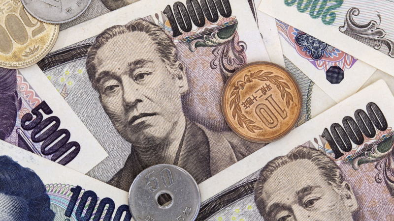内天真一表示将放缓政策正常化步伐，日元暴跌